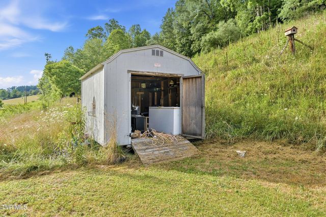 431 Strong Hollow Lane, Fort Blackmore, VA 24250