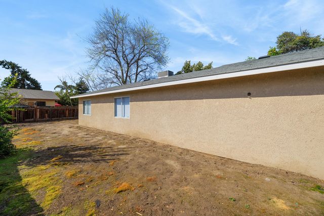 1949 N Court Street, Visalia, CA 93291