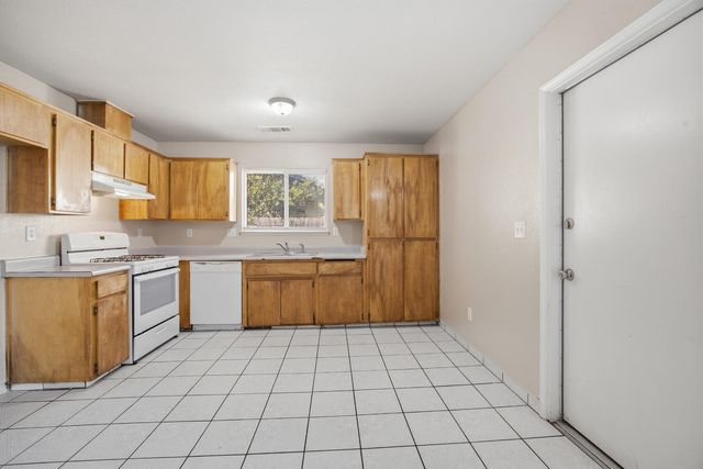 1949 N Court Street, Visalia, CA 93291