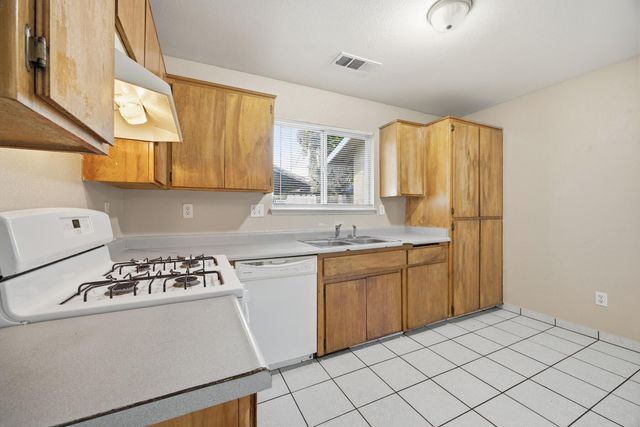 1949 N Court Street, Visalia, CA 93291