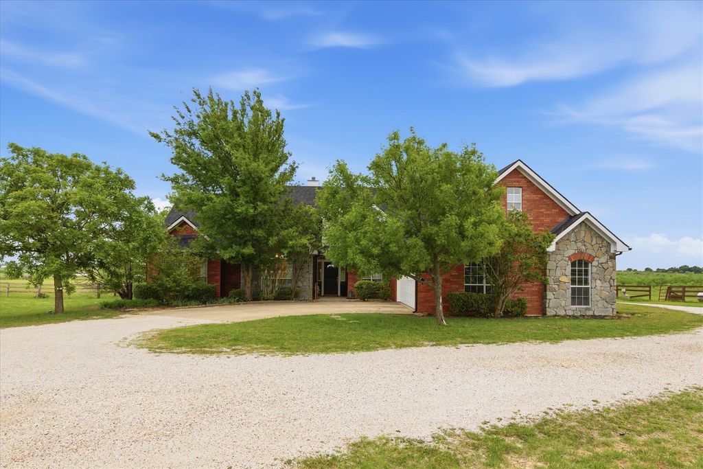 1690 Lawlis Lane, Sanger, TX 76266