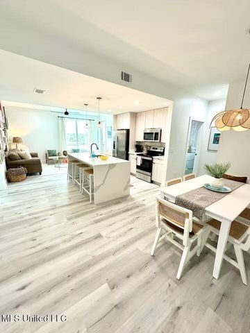 1302 Magnolia Street, 202, Gulfport, MS 39507