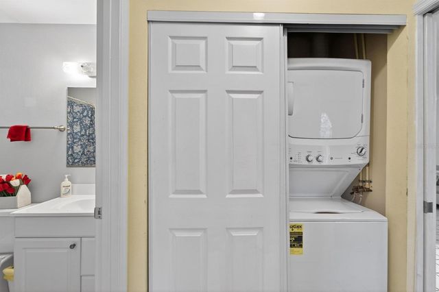 413 LAKE POINT COURT 4-B, Sun City Center, FL 33573