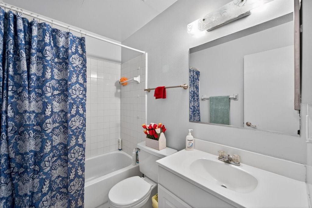 Image 9 of property listing at 413 LAKE POINT COURT 4-B, Sun City Center, FL 33573