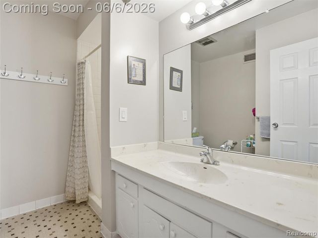 1975 Klingensmith Road 26, Bloomfield Hills, MI 48302