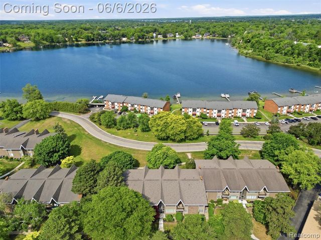 1975 Klingensmith Road 26, Bloomfield Hills, MI 48302