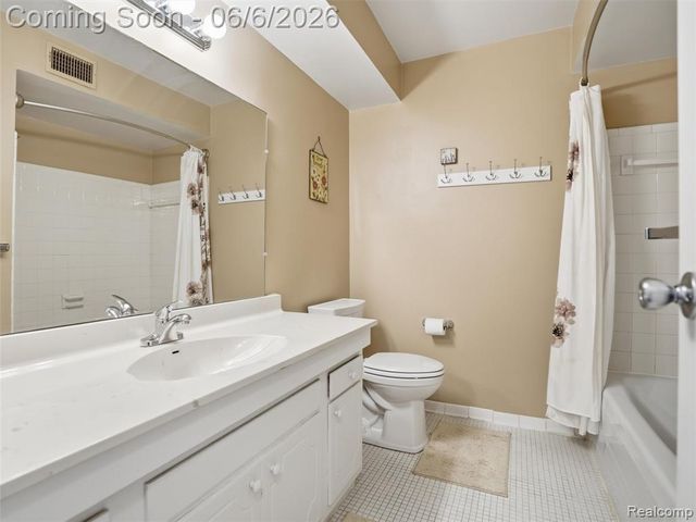1975 Klingensmith Road 26, Bloomfield Hills, MI 48302