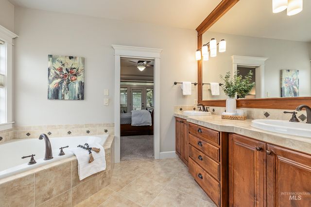 1536 E Daylesford Dr, Eagle, ID 83616