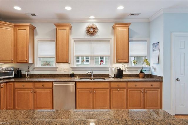 3035 Hughes LN, Hayes, VA 23072