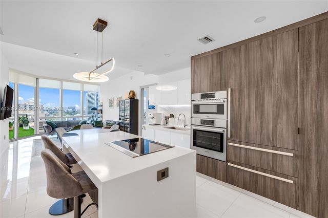 851 NE 1st Ave 1408, Miami, FL 33132
