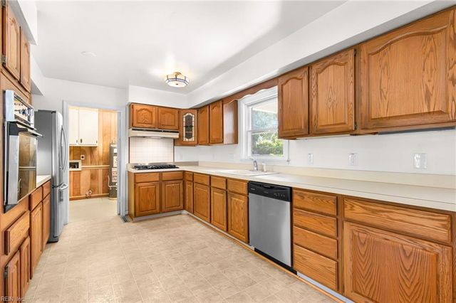 517 Kingston DR, Virginia Beach, VA 23452