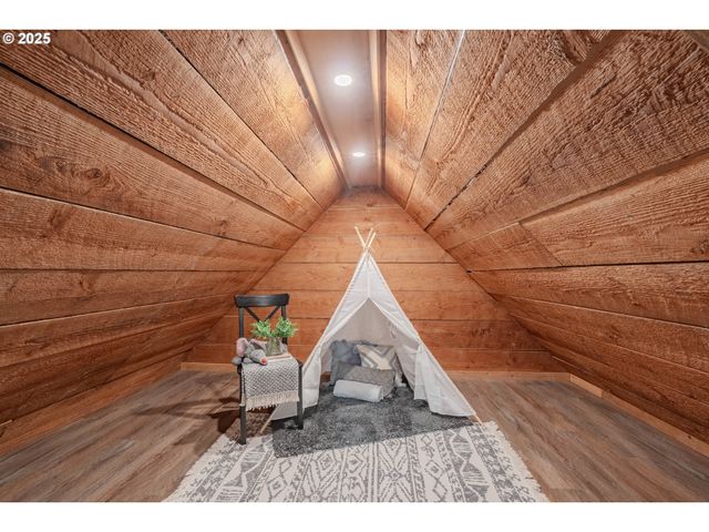 1025 Nw PACIFIC Hwy, La Center, WA 98629