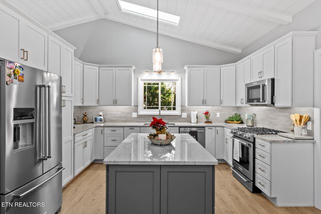 244 Lakeside Dr, Fairfield Glade, TN 38558