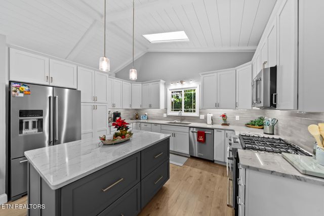 244 Lakeside Dr, Fairfield Glade, TN 38558