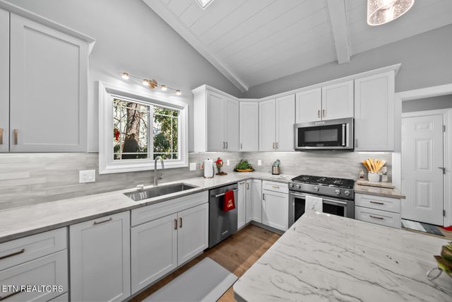 244 Lakeside Dr, Fairfield Glade, TN 38558