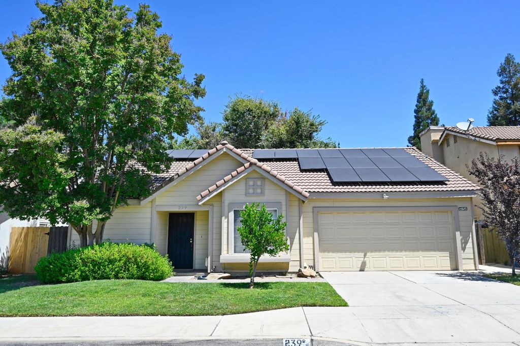 Image 1 of property listing at 239 W Fallbrook Avenue, Clovis, CA 93611