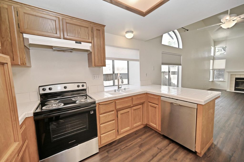 Image 12 of property listing at 239 W Fallbrook Avenue, Clovis, CA 93611