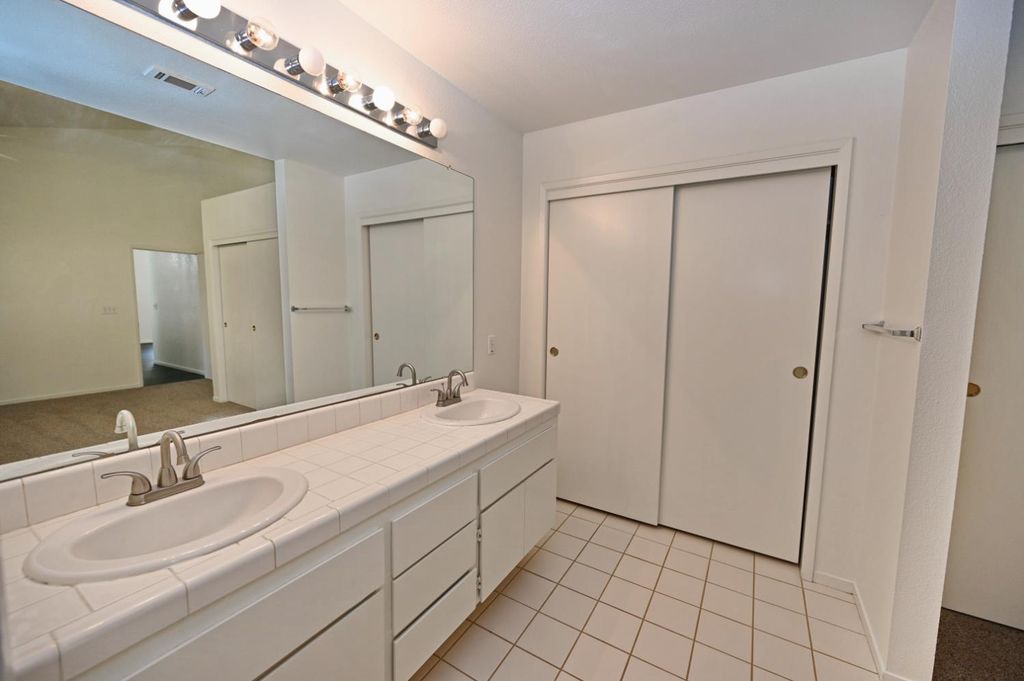 Image 19 of property listing at 239 W Fallbrook Avenue, Clovis, CA 93611