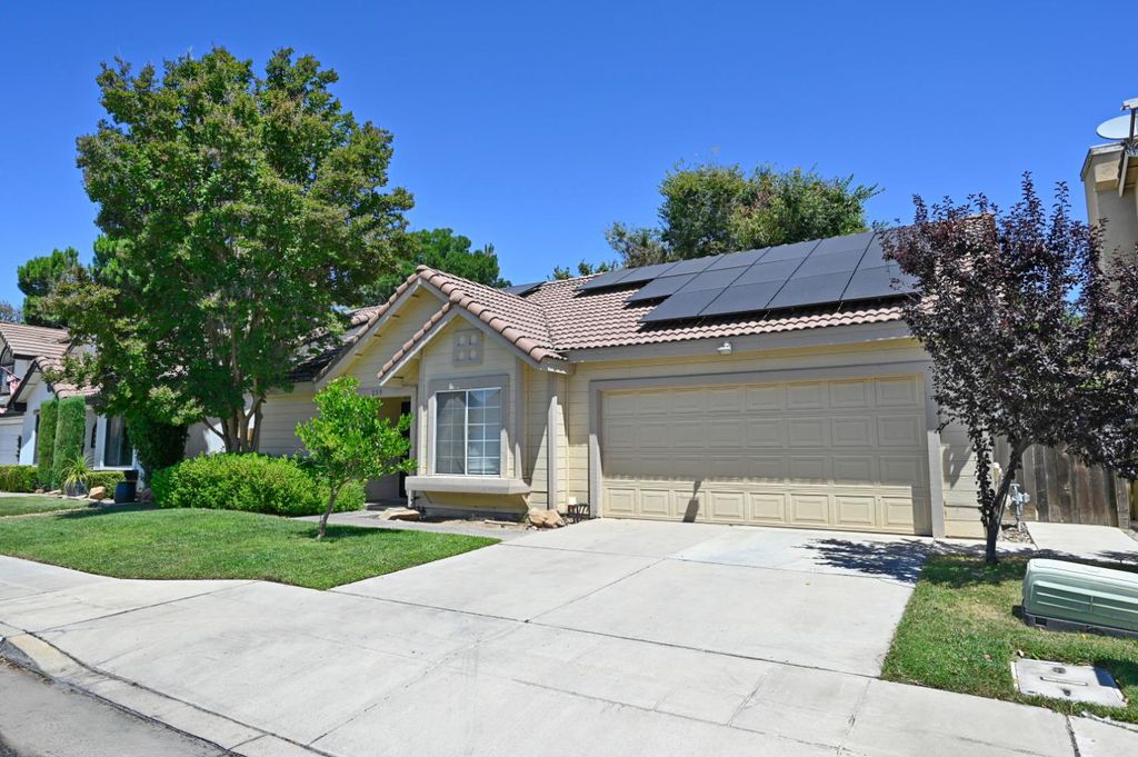 Image 2 of property listing at 239 W Fallbrook Avenue, Clovis, CA 93611