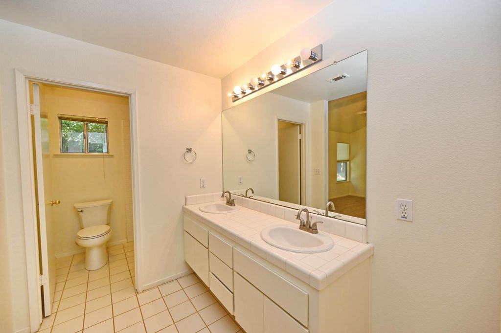 Image 20 of property listing at 239 W Fallbrook Avenue, Clovis, CA 93611