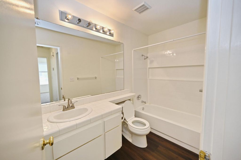 Image 24 of property listing at 239 W Fallbrook Avenue, Clovis, CA 93611