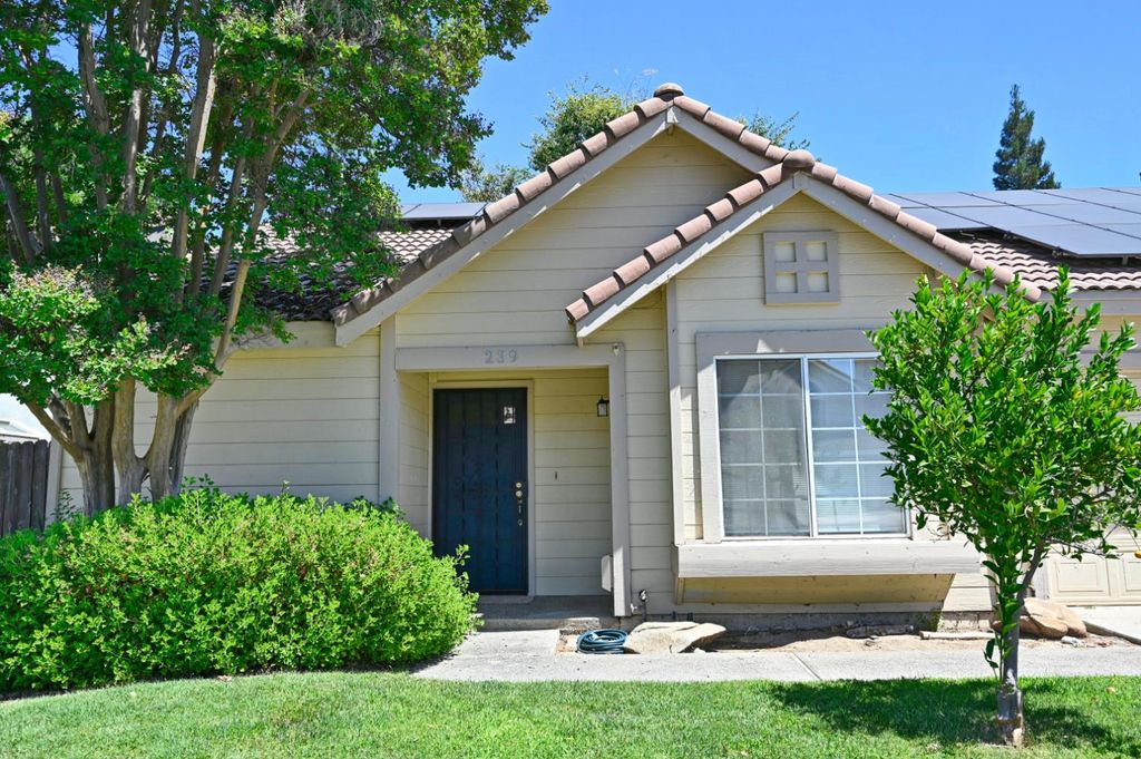 Image 3 of property listing at 239 W Fallbrook Avenue, Clovis, CA 93611