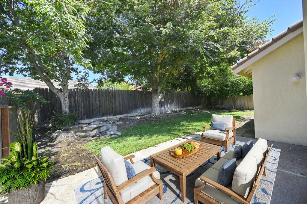 Image 30 of property listing at 239 W Fallbrook Avenue, Clovis, CA 93611