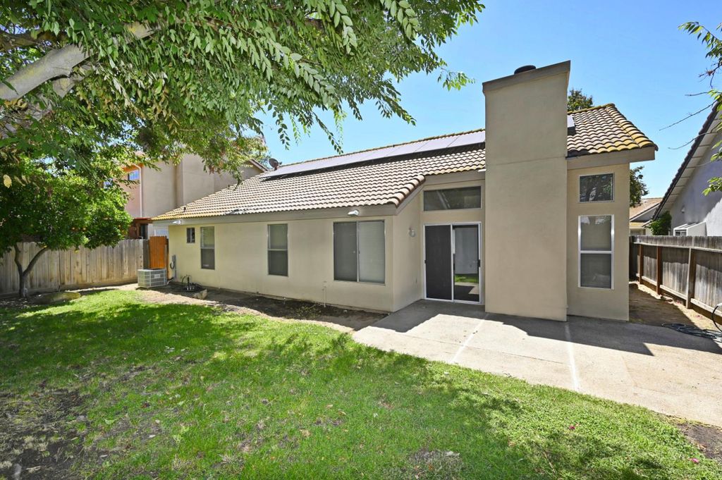Image 32 of property listing at 239 W Fallbrook Avenue, Clovis, CA 93611