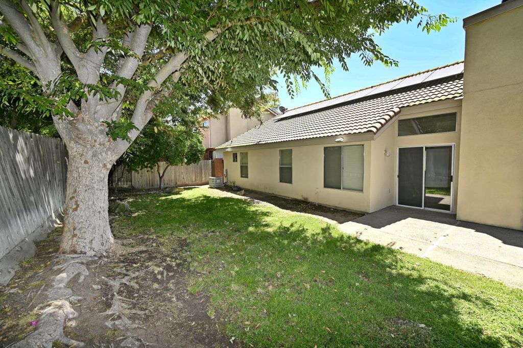 Image 33 of property listing at 239 W Fallbrook Avenue, Clovis, CA 93611