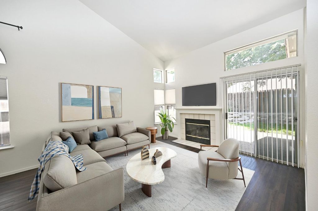 Image 4 of property listing at 239 W Fallbrook Avenue, Clovis, CA 93611