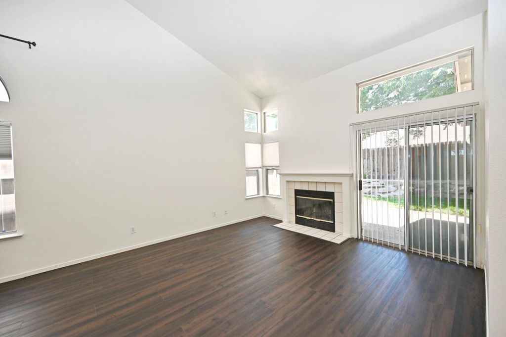 Image 5 of property listing at 239 W Fallbrook Avenue, Clovis, CA 93611