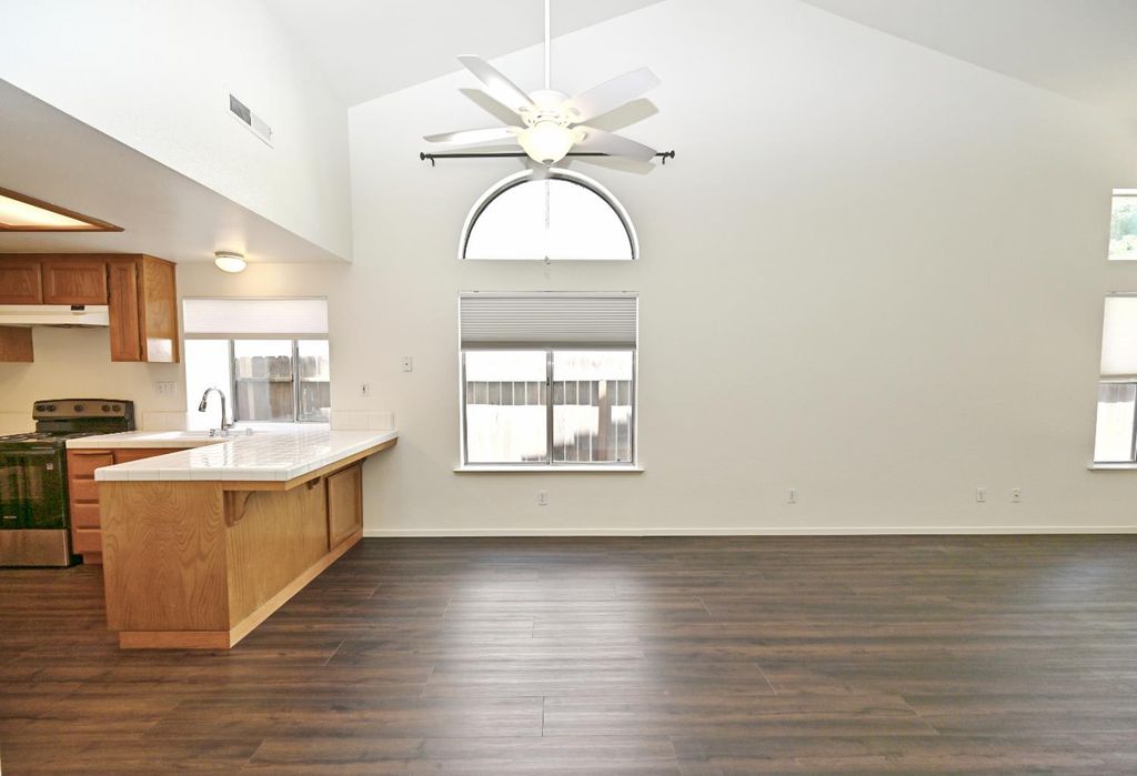 Image 7 of property listing at 239 W Fallbrook Avenue, Clovis, CA 93611