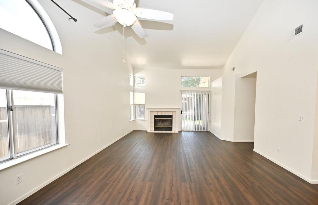Image 8 of property listing at 239 W Fallbrook Avenue, Clovis, CA 93611