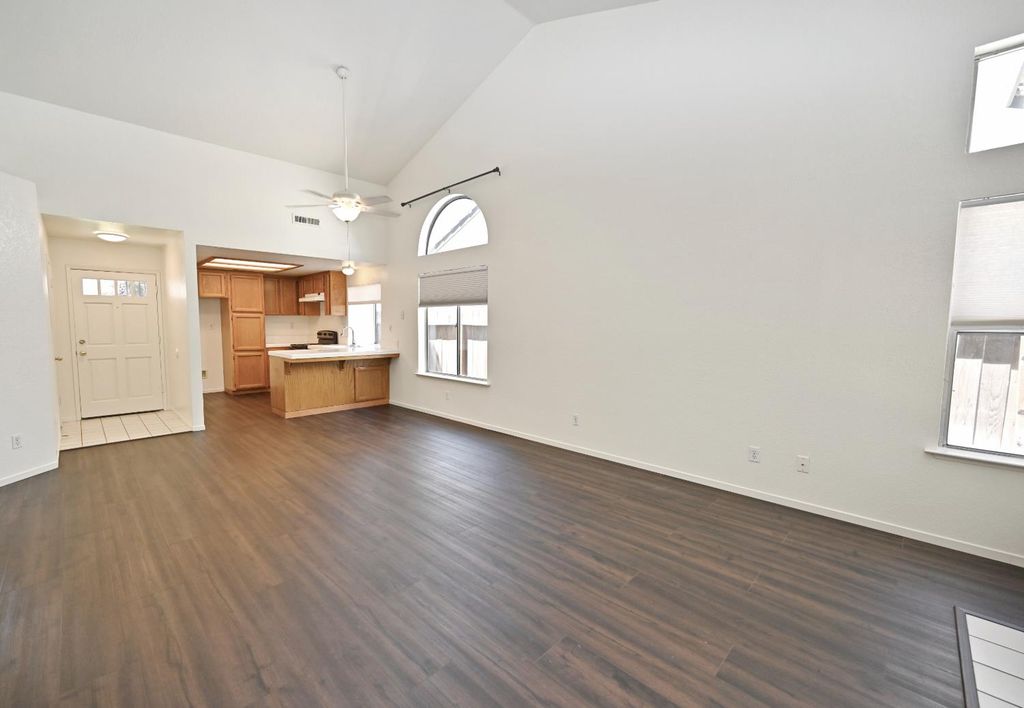 Image 9 of property listing at 239 W Fallbrook Avenue, Clovis, CA 93611