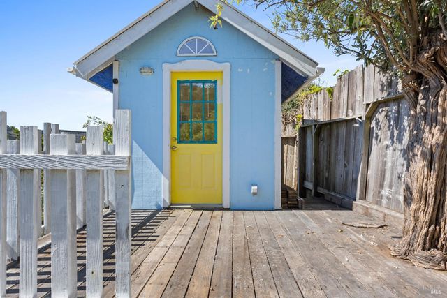 9500 El Camino Aly, Jenner, CA 95450