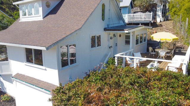 9500 El Camino Aly, Jenner, CA 95450