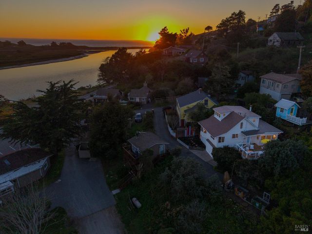 9500 El Camino Aly, Jenner, CA 95450