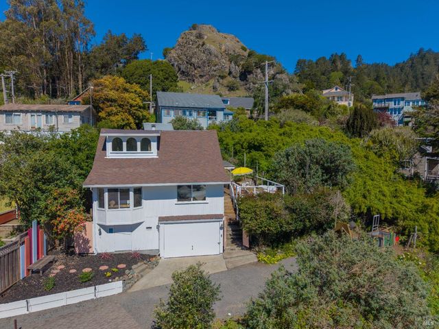 9500 El Camino Aly, Jenner, CA 95450