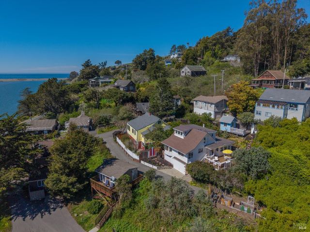 9500 El Camino Aly, Jenner, CA 95450