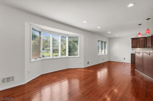 77 Schwinn Dr, Clark Twp., NJ 07066