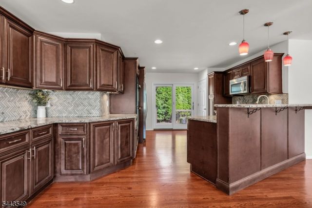 77 Schwinn Dr, Clark Twp., NJ 07066