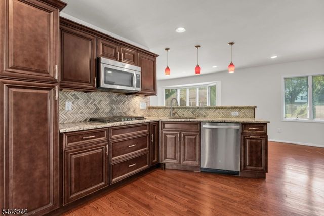 77 Schwinn Dr, Clark Twp., NJ 07066