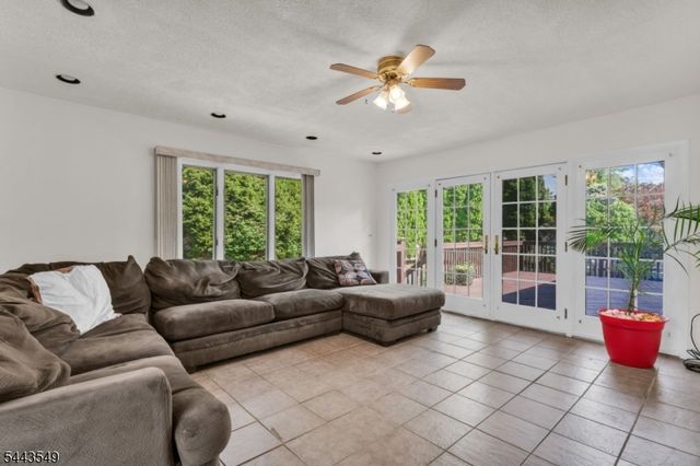 77 Schwinn Dr, Clark Twp., NJ 07066