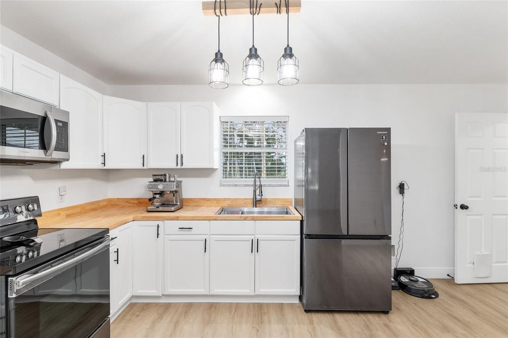 Image 12 of property listing at 1301 SW 4TH AVENUE, Trenton, FL 32693