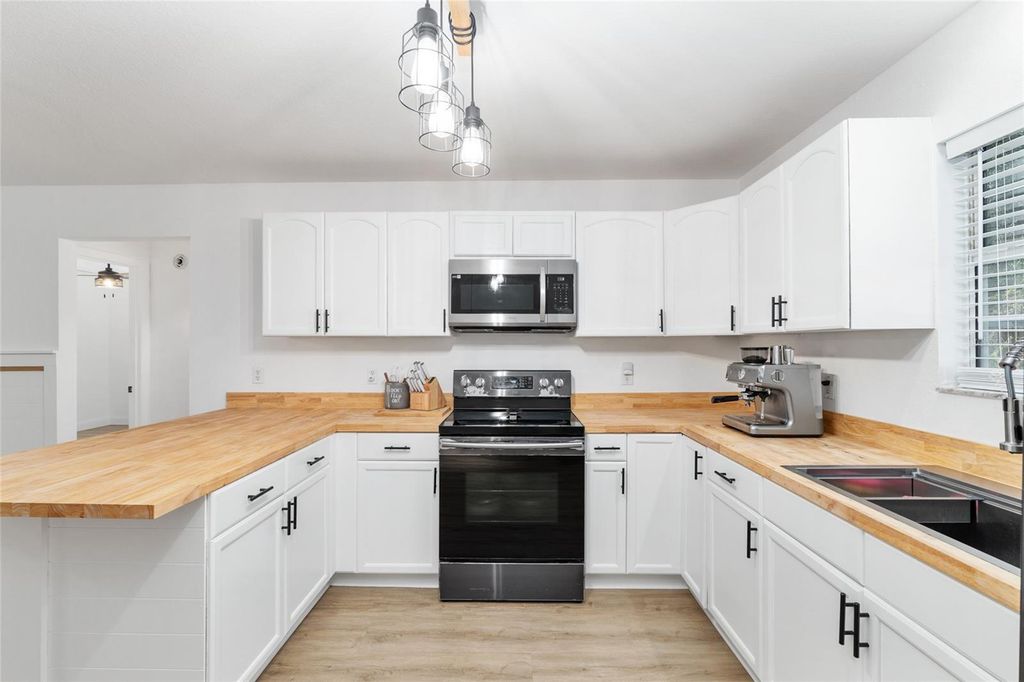 Image 13 of property listing at 1301 SW 4TH AVENUE, Trenton, FL 32693