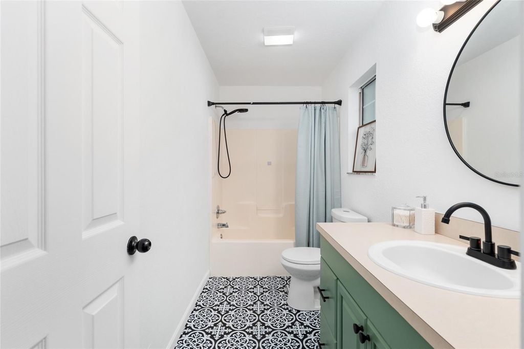 Image 21 of property listing at 1301 SW 4TH AVENUE, Trenton, FL 32693