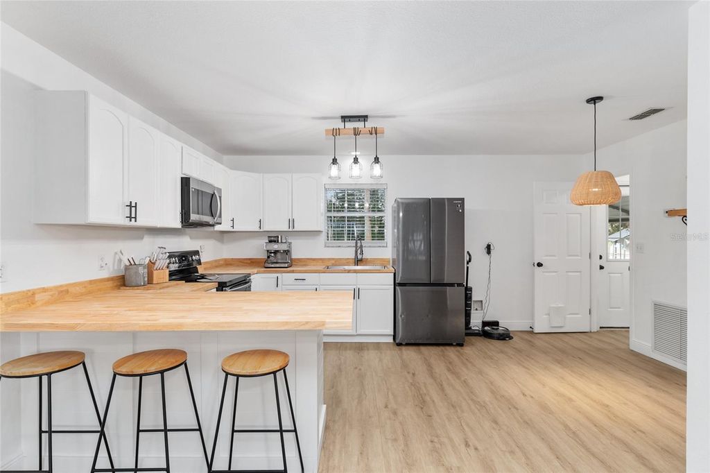 Image 10 of property listing at 1301 SW 4TH AVENUE, Trenton, FL 32693