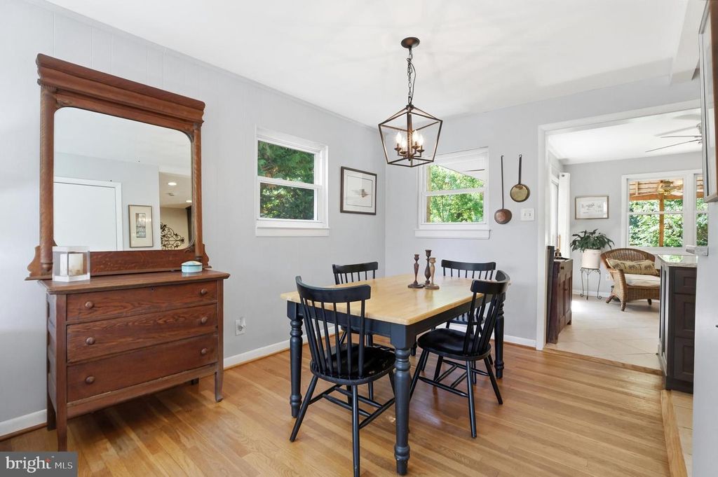 Image 10 of property listing at 735 WARREN DR, Annapolis, MD 21403