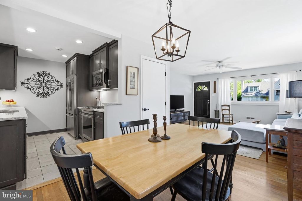 Image 11 of property listing at 735 WARREN DR, Annapolis, MD 21403