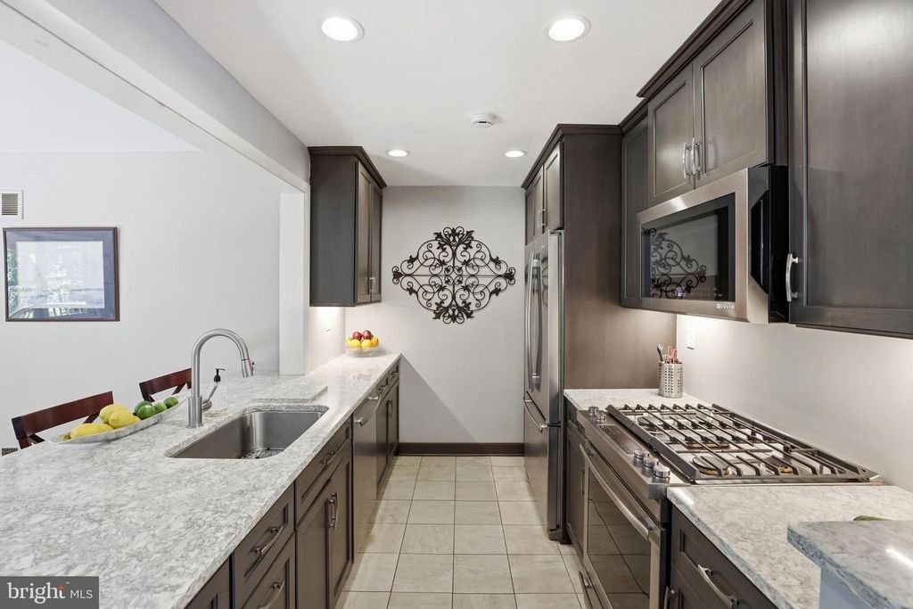 Image 12 of property listing at 735 WARREN DR, Annapolis, MD 21403